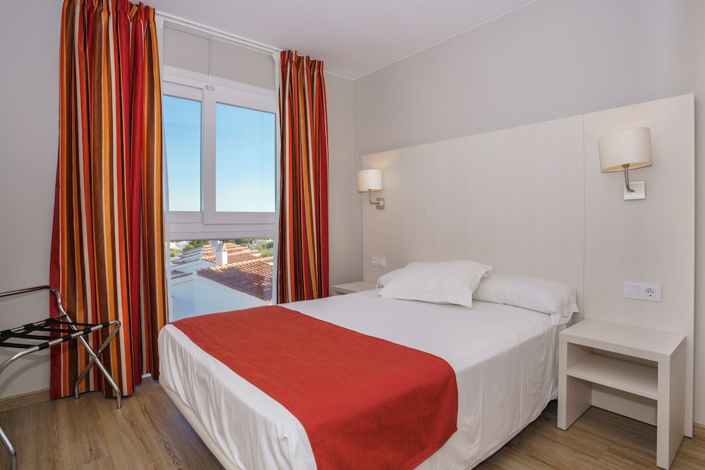 Suite Balcón o Terraza 2 habitaciones Premium Sofá Cama incluido Agradable del hotel Minura Sur Menorca. Foto 3