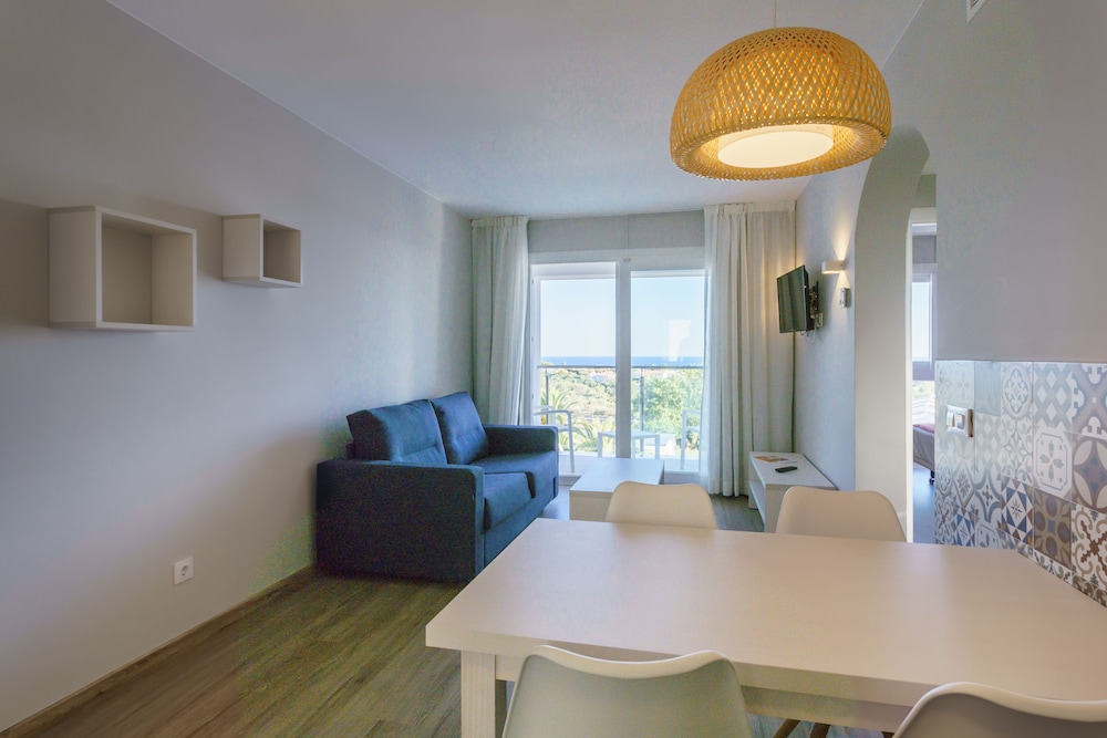 Suite Balcón o Terraza 2 habitaciones Premium Sofá Cama incluido Agradable del hotel Minura Sur Menorca. Foto 4