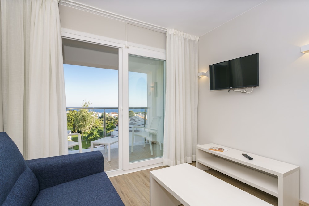 Suite Balcón o Terraza 2 habitaciones Premium Sofá Cama incluido Agradable del hotel Minura Sur Menorca. Foto 5