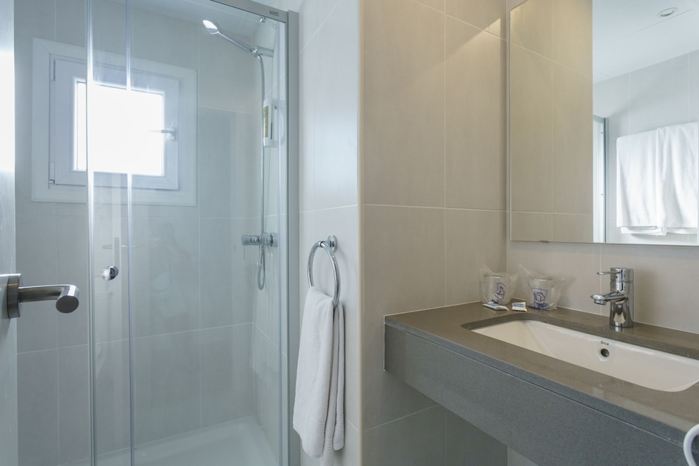 Suite Balcón o Terraza 2 habitaciones Premium Sofá Cama incluido Agradable del hotel Minura Sur Menorca. Foto 8