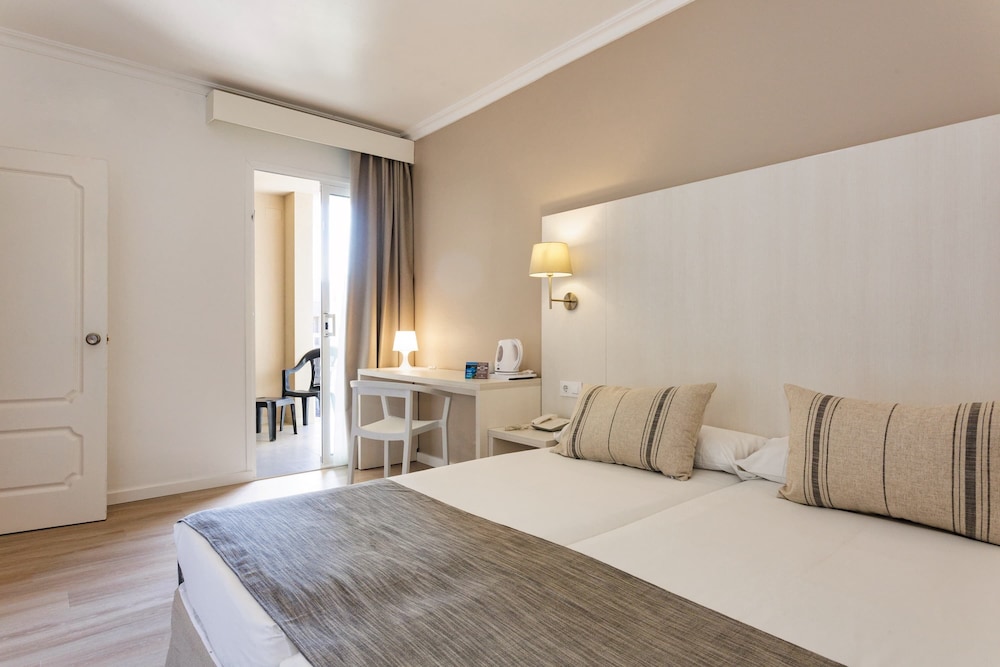 Habitación familiar, 2 habitaciones del hotel Minura Sur Menorca