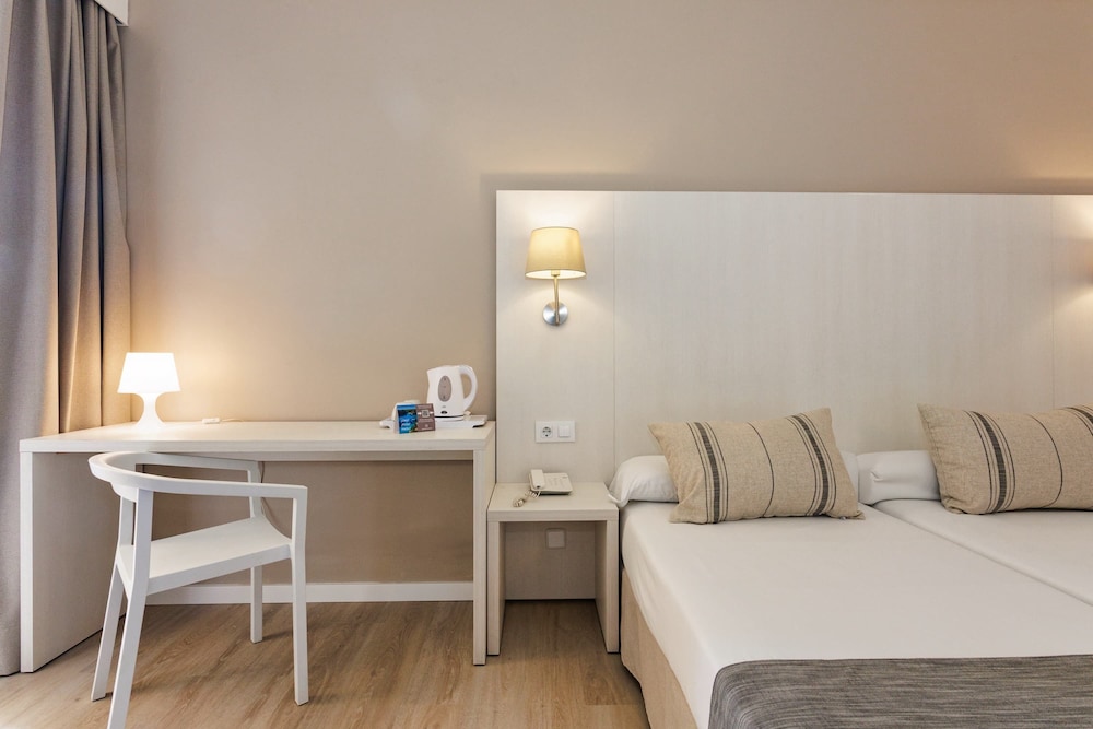 Habitación familiar, 2 habitaciones del hotel Minura Sur Menorca. Foto 1