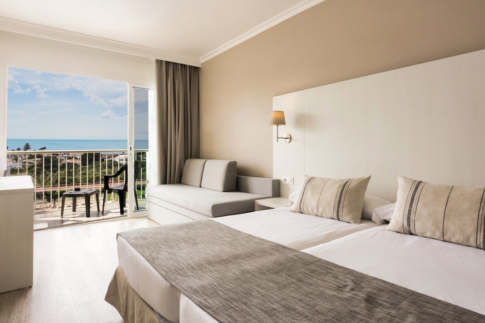 Habitación doble Vista Mar Balcón o Terraza Con Vistas Sofá Cama incluido 2 Camas individuales Normal del hotel Minura Sur Menorca. Foto 9
