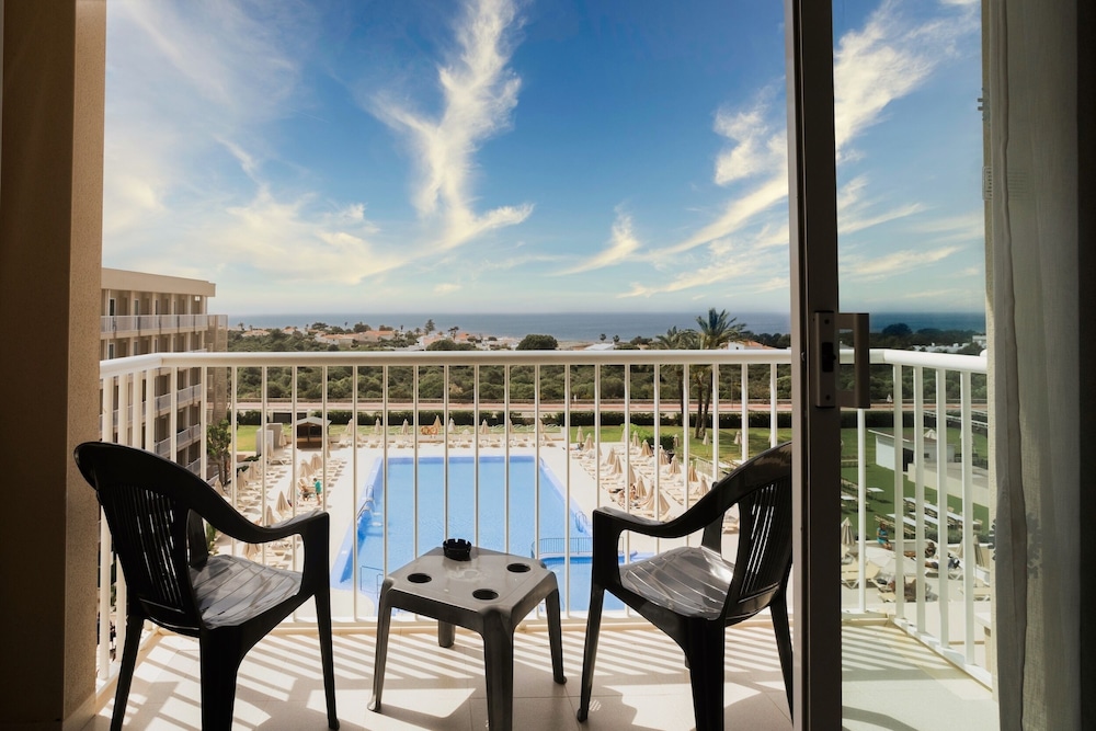 Habitación doble Vista Mar Balcón o Terraza Con Vistas Sofá Cama incluido 2 Camas individuales Normal del hotel Minura Sur Menorca. Foto 11