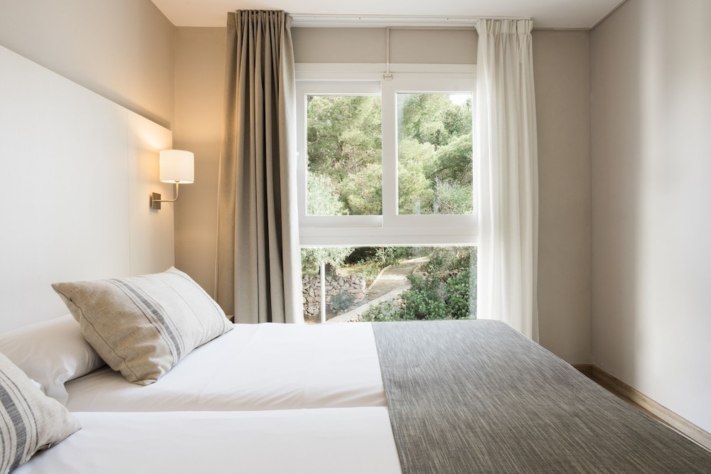 Suite Balcón o Terraza 2 habitaciones Premium Sofá Cama incluido Normal del hotel Minura Sur Menorca. Foto 10