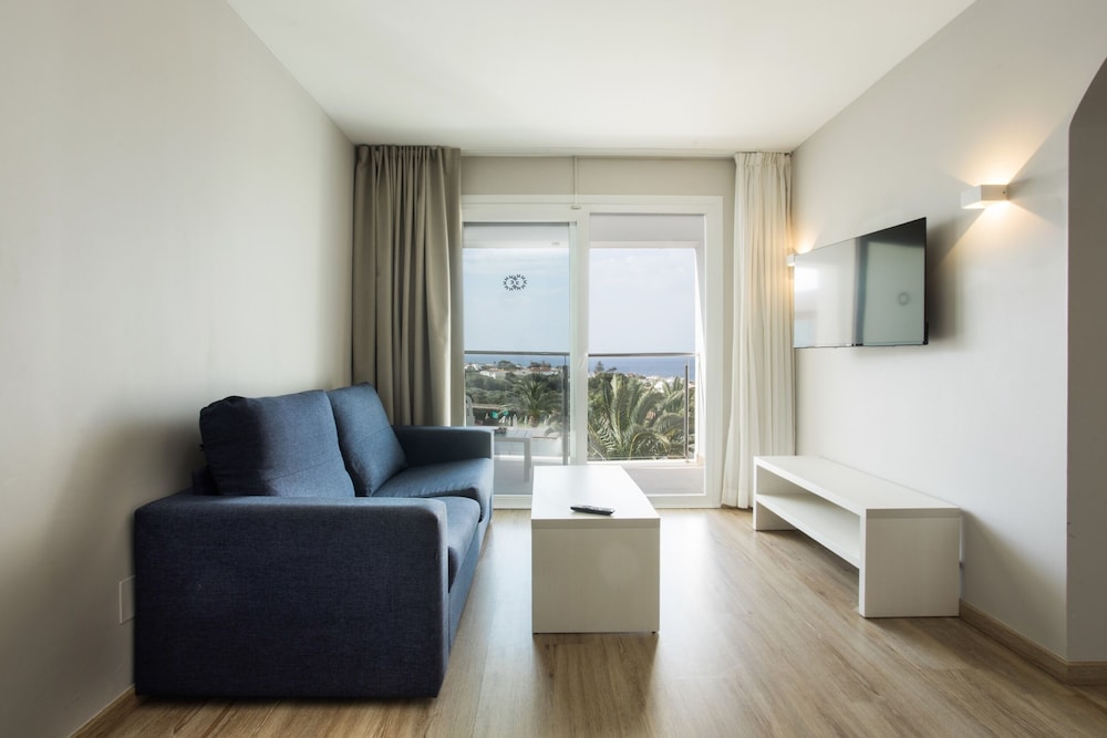 Suite Balcón o Terraza 2 habitaciones Premium Sofá Cama incluido Normal del hotel Minura Sur Menorca. Foto 13