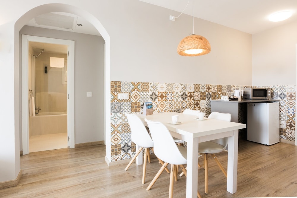Suite Balcón o Terraza 2 habitaciones Premium Sofá Cama incluido Normal del hotel Minura Sur Menorca. Foto 14