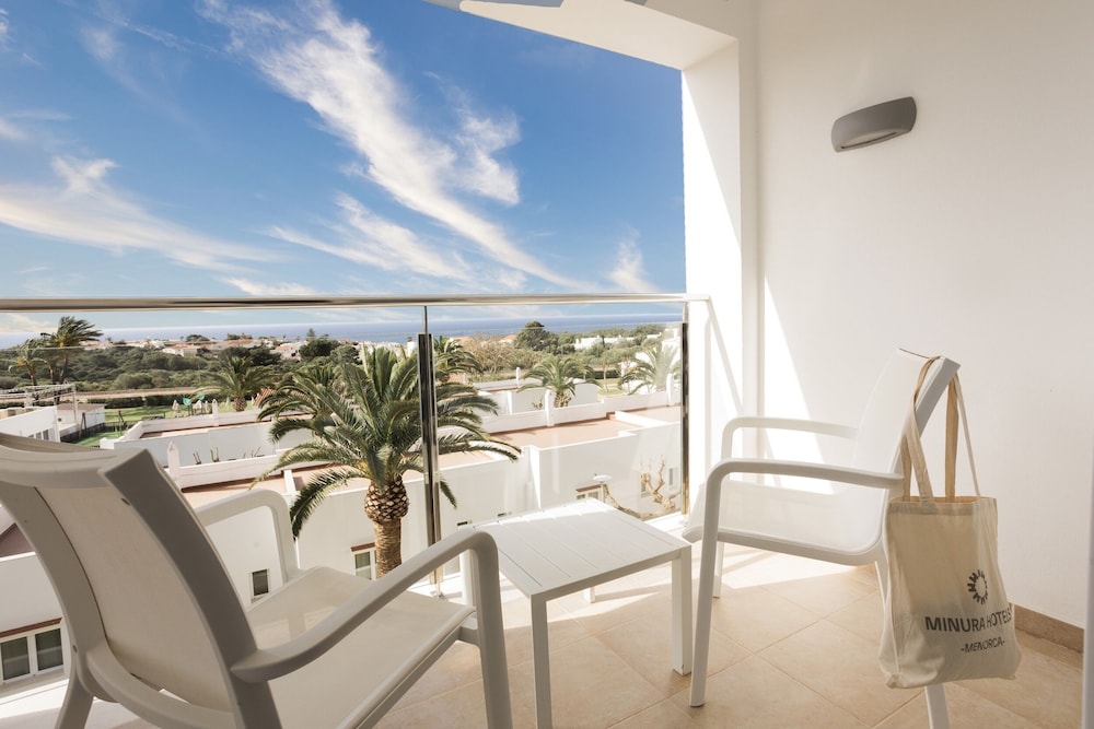 Suite Balcón o Terraza 2 habitaciones Premium Sofá Cama incluido Normal del hotel Minura Sur Menorca. Foto 15