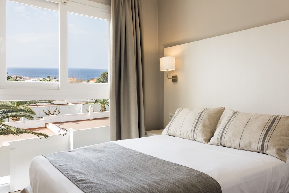 Suite Balcón o Terraza 2 habitaciones Premium Sofá Cama incluido Agradable del hotel Minura Sur Menorca. Foto 11