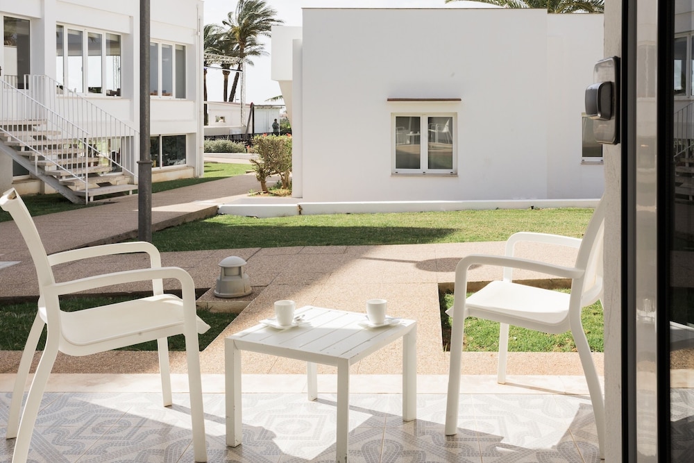 Suite Balcón o Terraza 2 habitaciones Premium Sofá Cama incluido Agradable del hotel Minura Sur Menorca. Foto 16