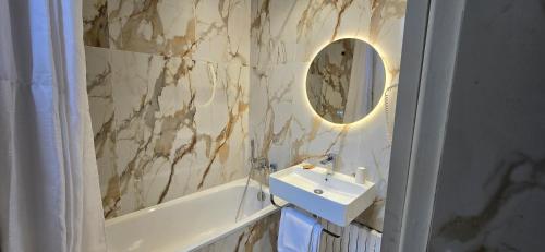 Double Room with Bathtub (without lift) del hotel Camelia Prestige - Place de la Nation. Foto 2