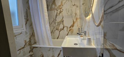 Double Room with Bathtub (without lift) del hotel Camelia Prestige - Place de la Nation. Foto 3