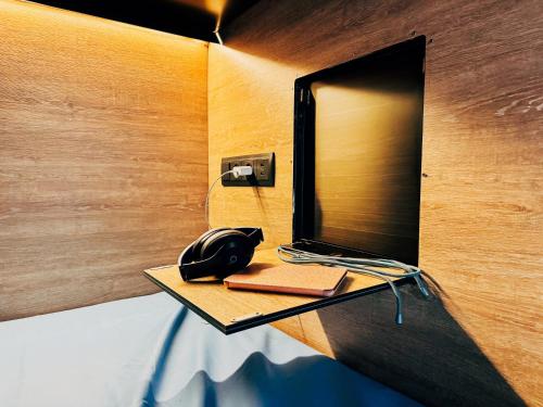 Cama en habitación compartida mixta con 4 camas y baño privado del hotel MadVibes Gran Vía. Foto 4