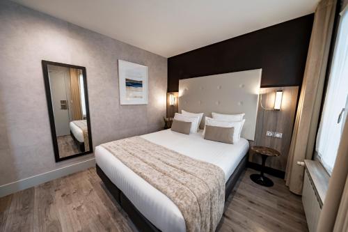 Habitación Doble con patio del hotel de la Paix. Foto 1