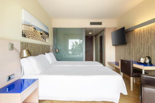 Twin/Double balcony room del hotel Seth Punta Prima. Foto 4