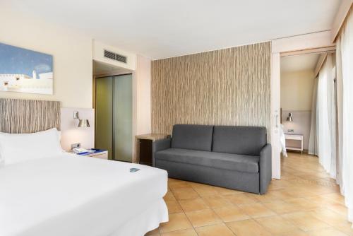 Habitación familiar Balcón o Terraza 5 camas individuales del hotel Seth Punta Prima. Foto 3
