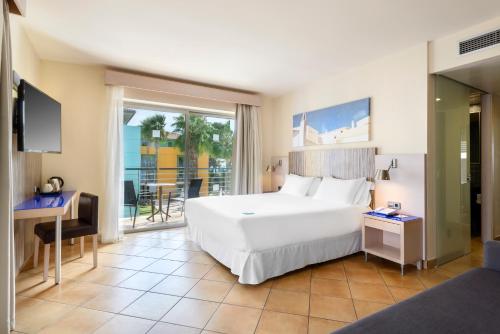 Habitación familiar Balcón o Terraza 5 camas individuales del hotel Seth Punta Prima. Foto 4