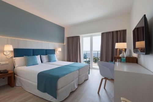 Habitación Doble con vistas al mar del hotel Alua Illa De Menorca. Foto 1