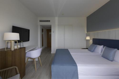 Habitación Doble con vistas al mar del hotel Alua Illa De Menorca. Foto 4