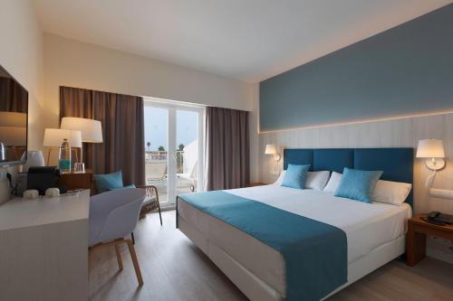 Habitación Doble Superior con terraza y vistas al mar del hotel Alua Illa De Menorca. Foto 3