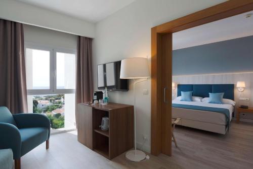 Suite Junior con vistas al mar del hotel Alua Illa De Menorca