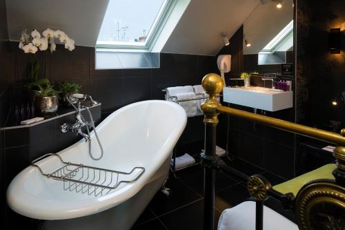 Top Floor Room with Bathtub del hotel Design Sorbonne. Foto 4