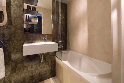 Deluxe Room with Twin Beds or Double Bed del hotel Design Sorbonne. Foto 3