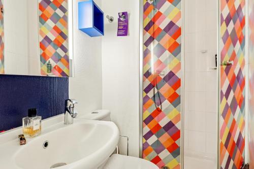 Habitación Individual Estándar del hotel ibis Styles Paris République Le Marais. Foto 4