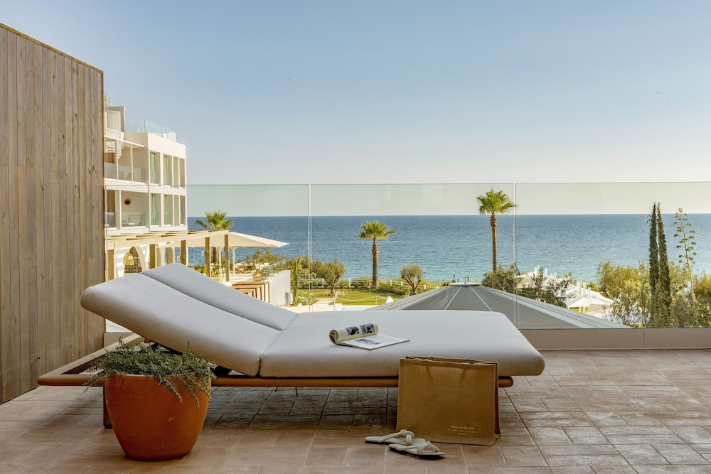 Suite Master de 2 dormitorios con vistas al mar y bañera en terraza del hotel Villa Le Blanc, A Gran Meliá Hotel - The Leading Hotels Of The World