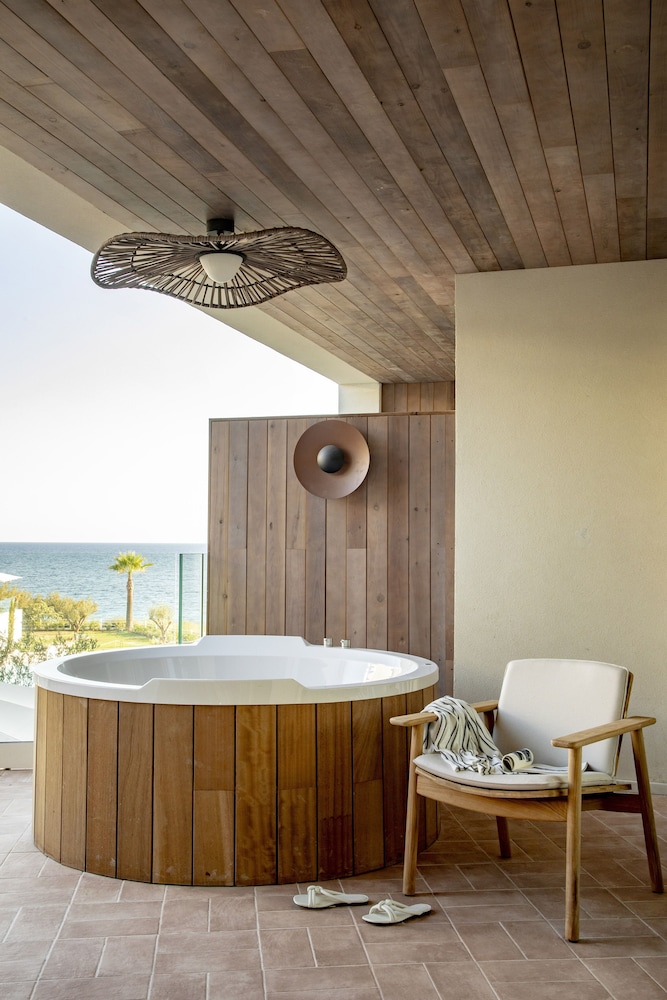 Suite Master de 2 dormitorios con vistas al mar y bañera en terraza del hotel Villa Le Blanc, A Gran Meliá Hotel - The Leading Hotels Of The World. Foto 1
