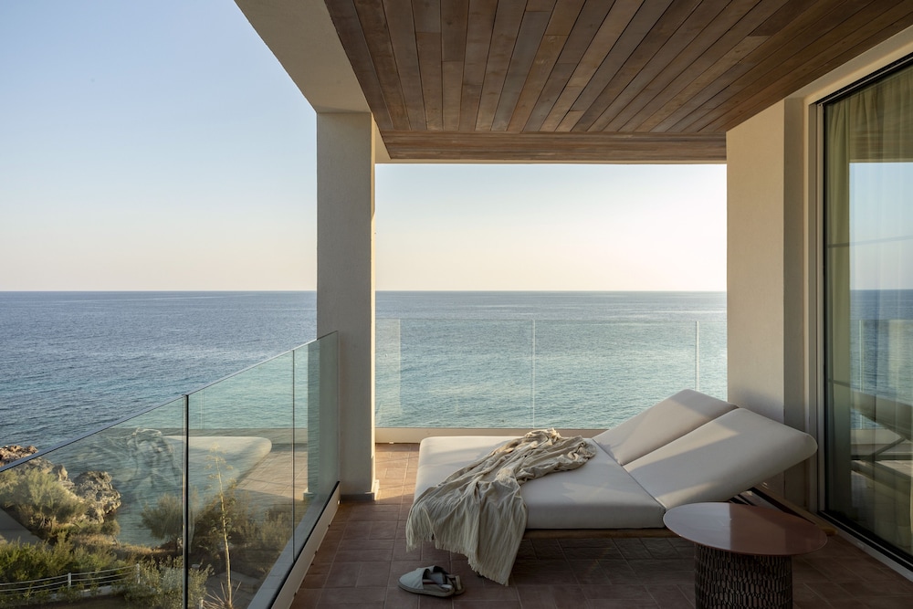 Suite Ocean con vistas al mar y bañera en terraza del hotel Villa Le Blanc, A Gran Meliá Hotel - The Leading Hotels Of The World