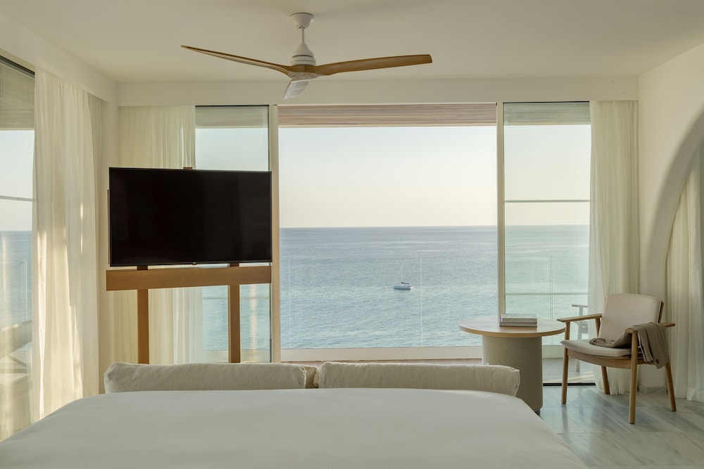 Suite Ocean con vistas al mar y bañera en terraza del hotel Villa Le Blanc, A Gran Meliá Hotel - The Leading Hotels Of The World. Foto 1