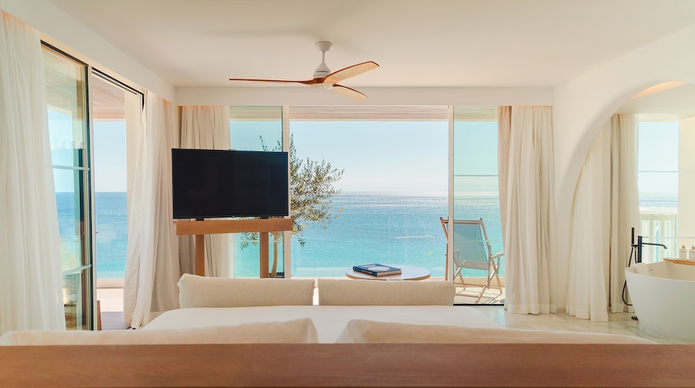 Suite Ocean con vistas al mar y bañera en terraza del hotel Villa Le Blanc, A Gran Meliá Hotel - The Leading Hotels Of The World. Foto 3