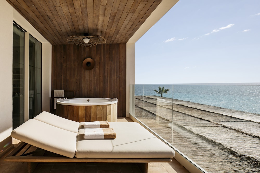 Suite Ocean con vistas al mar y bañera en terraza del hotel Villa Le Blanc, A Gran Meliá Hotel - The Leading Hotels Of The World. Foto 5