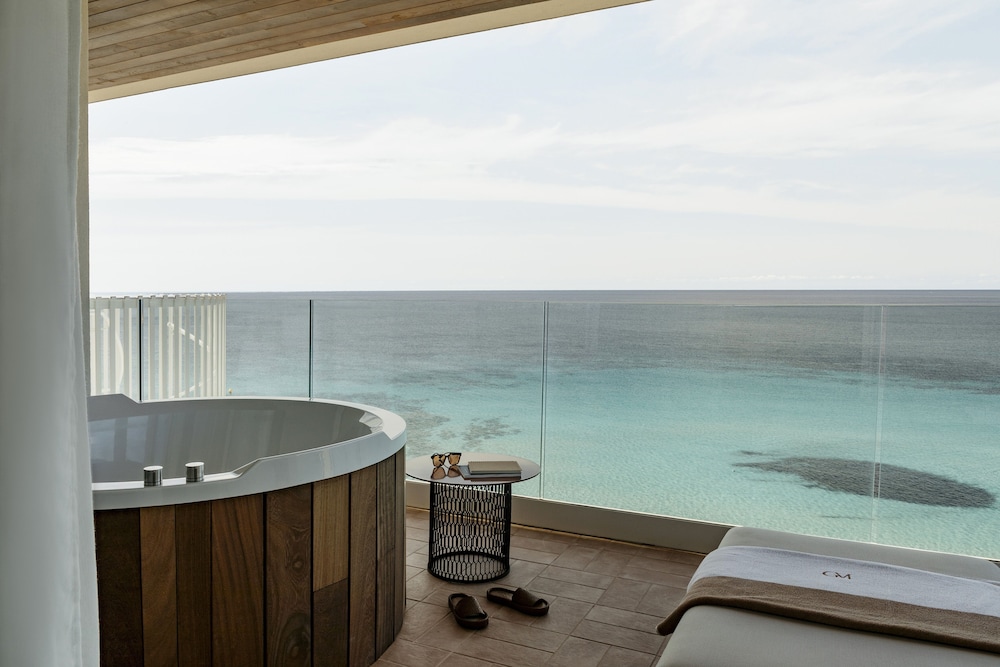 Suite Ocean con vistas al mar y bañera en terraza del hotel Villa Le Blanc, A Gran Meliá Hotel - The Leading Hotels Of The World. Foto 6