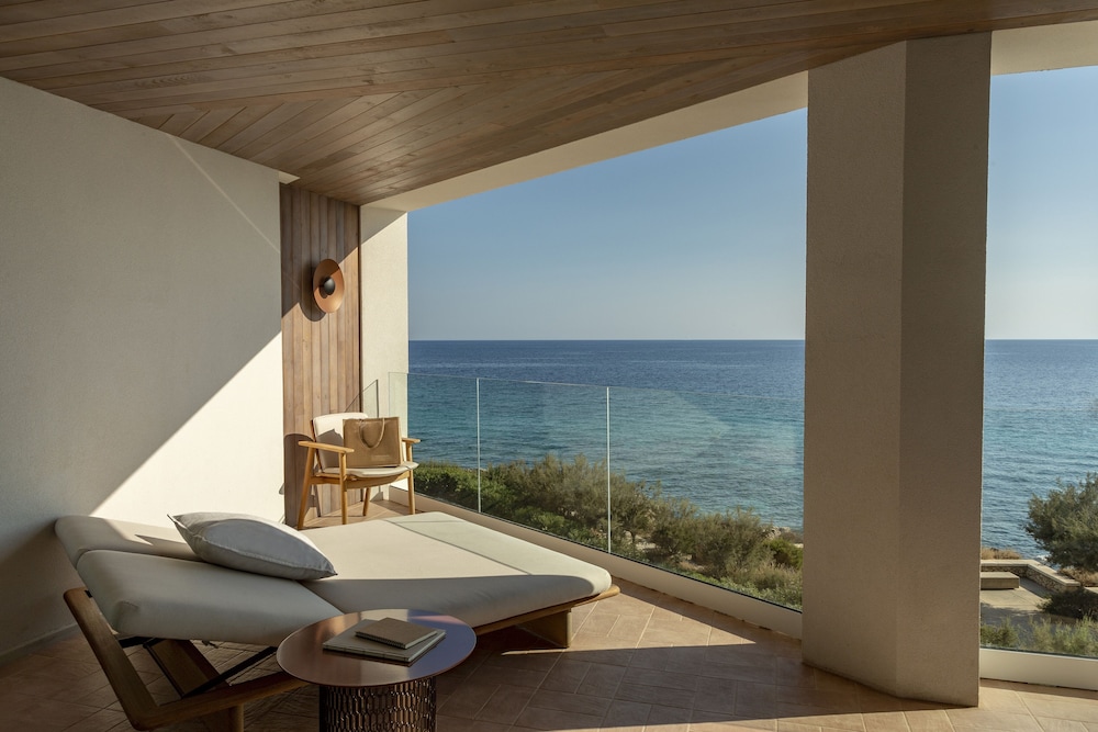 Suite Master con vistas al mar y bañera en terraza del hotel Villa Le Blanc, A Gran Meliá Hotel - The Leading Hotels Of The World