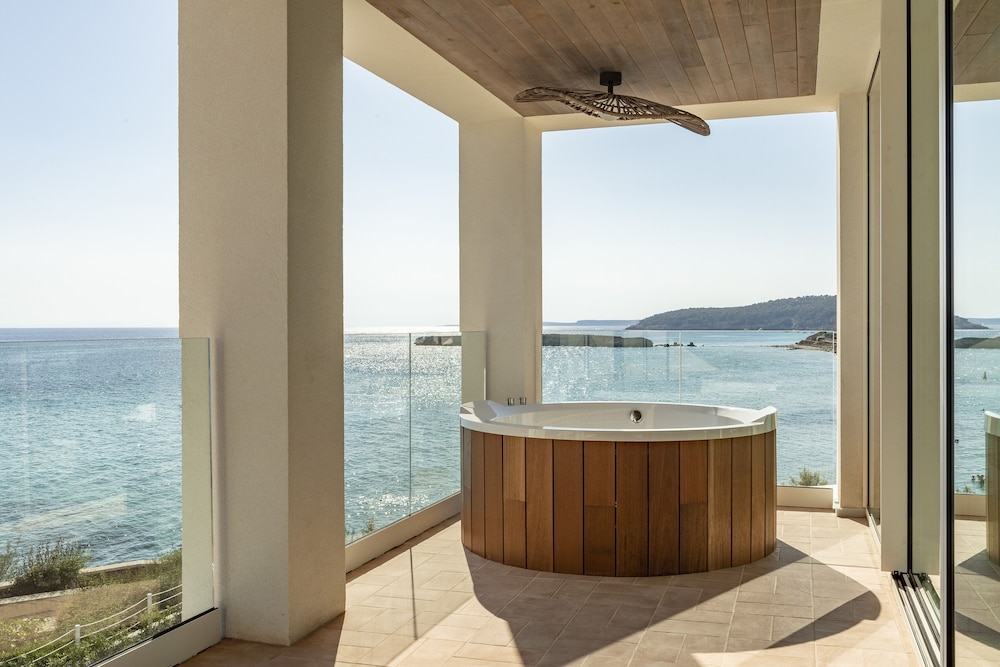 Suite Master con vistas al mar y bañera en terraza del hotel Villa Le Blanc, A Gran Meliá Hotel - The Leading Hotels Of The World. Foto 6