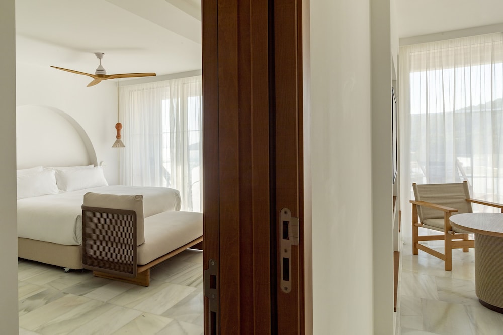 Premium comunicada con terraza del hotel Villa Le Blanc, A Gran Meliá Hotel - The Leading Hotels Of The World. Foto 1