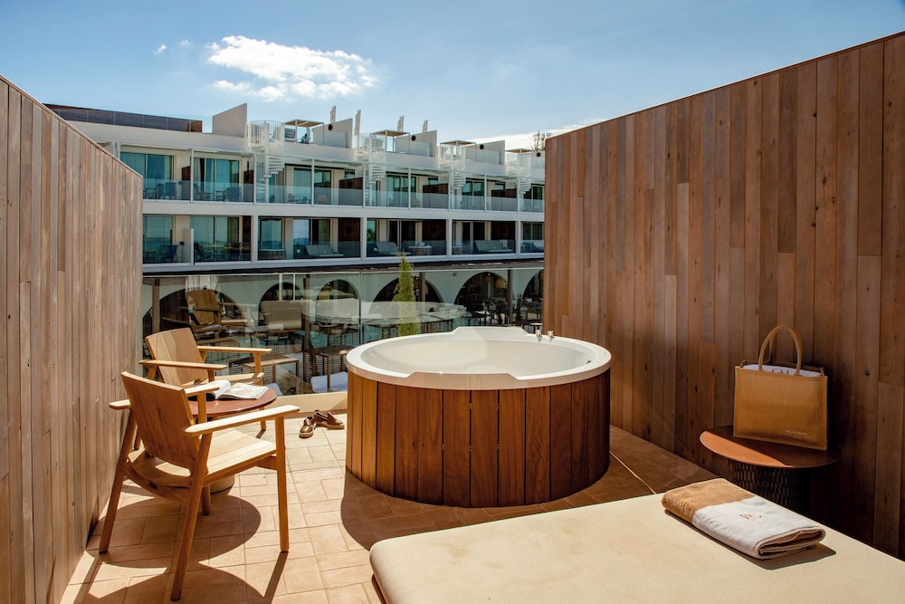 Supreme con bañera en terraza del hotel Villa Le Blanc, A Gran Meliá Hotel - The Leading Hotels Of The World