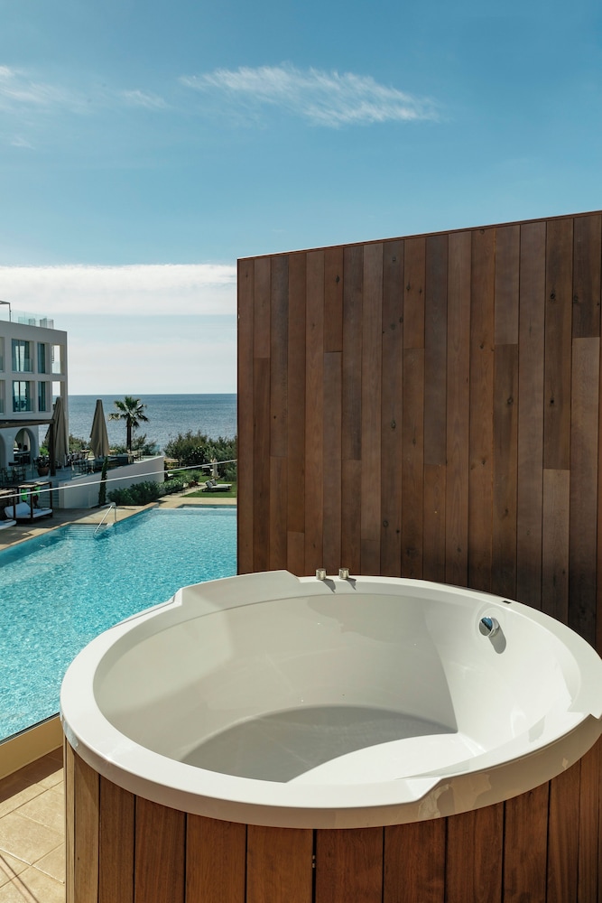 Supreme con bañera en terraza del hotel Villa Le Blanc, A Gran Meliá Hotel - The Leading Hotels Of The World. Foto 2