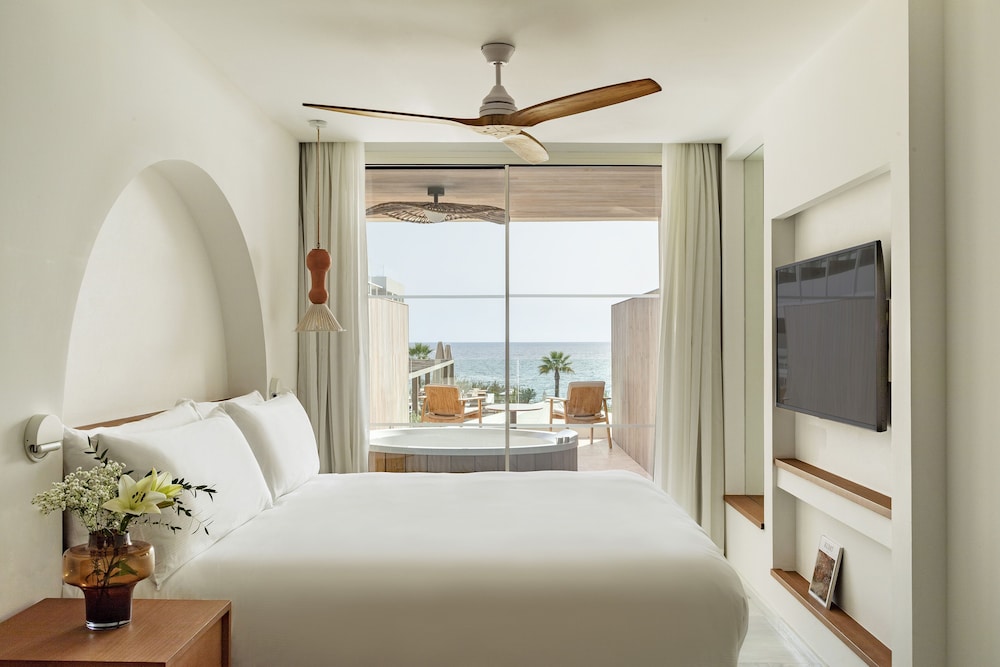 Junior Suite con vistas al mar y bañera en terraza del hotel Villa Le Blanc, A Gran Meliá Hotel - The Leading Hotels Of The World
