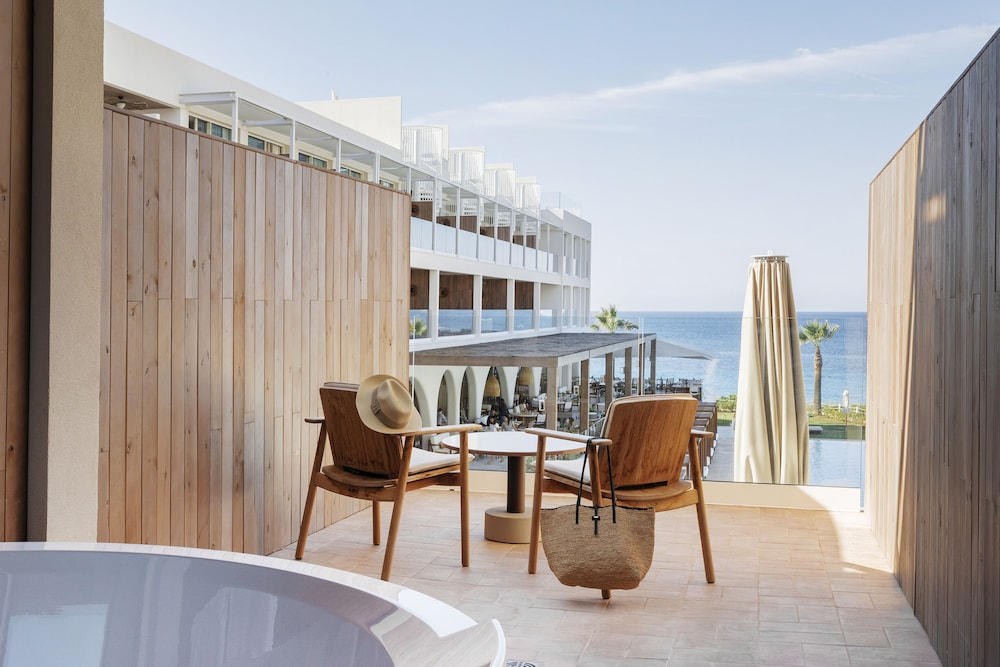 Junior Suite con vistas al mar y bañera en terraza del hotel Villa Le Blanc, A Gran Meliá Hotel - The Leading Hotels Of The World. Foto 3