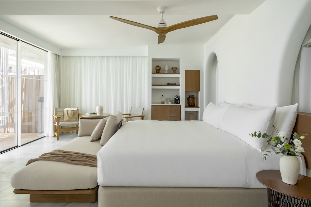 Junior Suite con vistas al mar y terraza privada en la azotea del hotel Villa Le Blanc, A Gran Meliá Hotel - The Leading Hotels Of The World