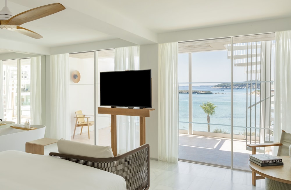 Junior Suite con vistas al mar y terraza privada en la azotea del hotel Villa Le Blanc, A Gran Meliá Hotel - The Leading Hotels Of The World. Foto 1
