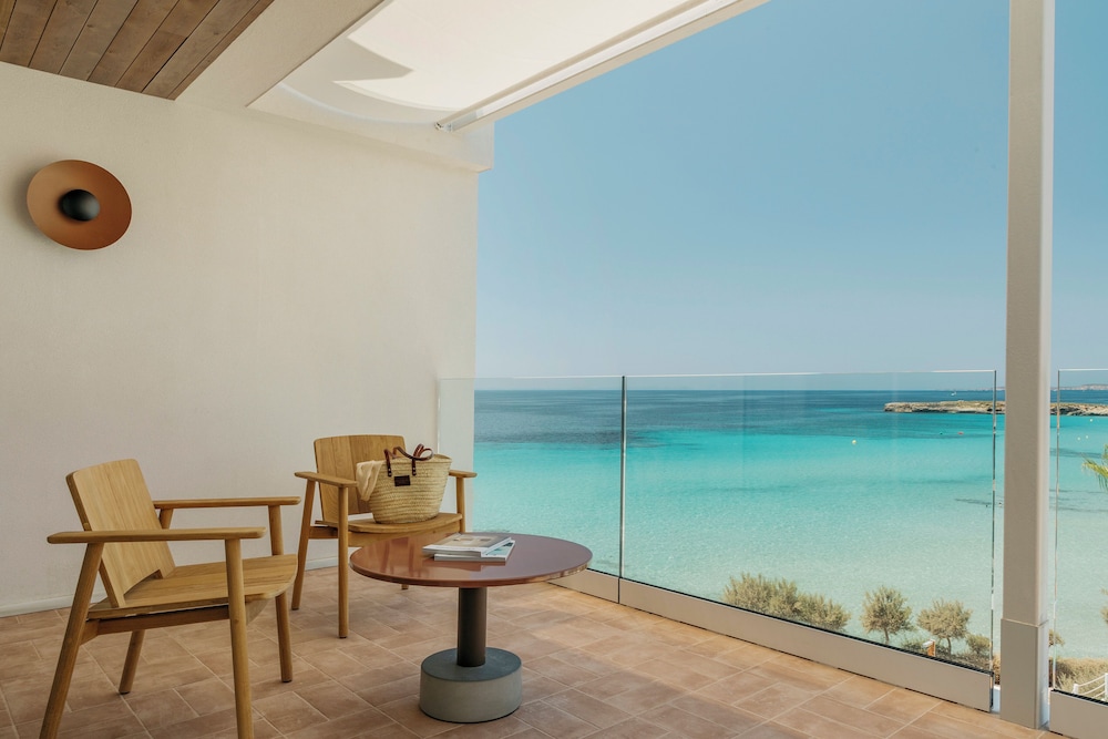 Junior Suite con vistas al mar y terraza privada en la azotea del hotel Villa Le Blanc, A Gran Meliá Hotel - The Leading Hotels Of The World. Foto 4