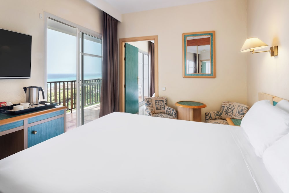 Habitación estándar, vistas al mar, con litera del hotel Sol Milanos Pingüinos. Foto 7