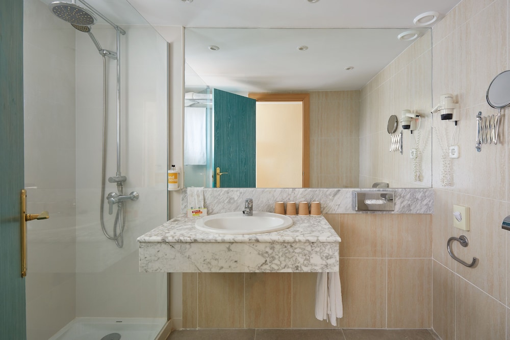Habitación estándar, vistas al mar, con litera del hotel Sol Milanos Pingüinos. Foto 10