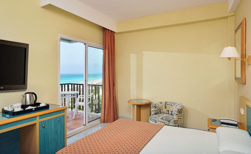 Habitación estándar (Sunset View) del hotel Sol Milanos Pingüinos. Foto 1