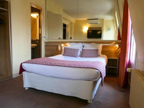 Habitación Triple del hotel De France Quartier Latin. Foto 4