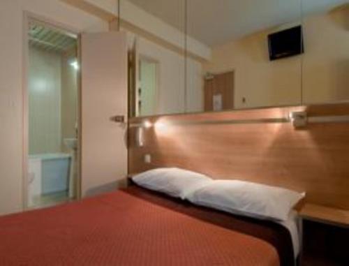 Habitación Triple del hotel De France Quartier Latin. Foto 10